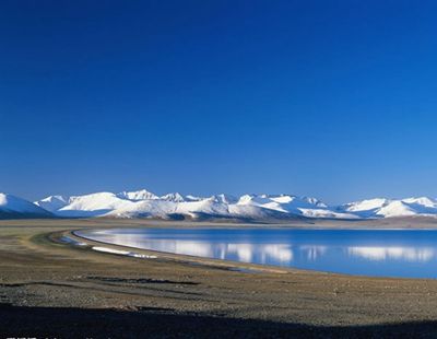Lake reflecting snow-covered mountains on plateau